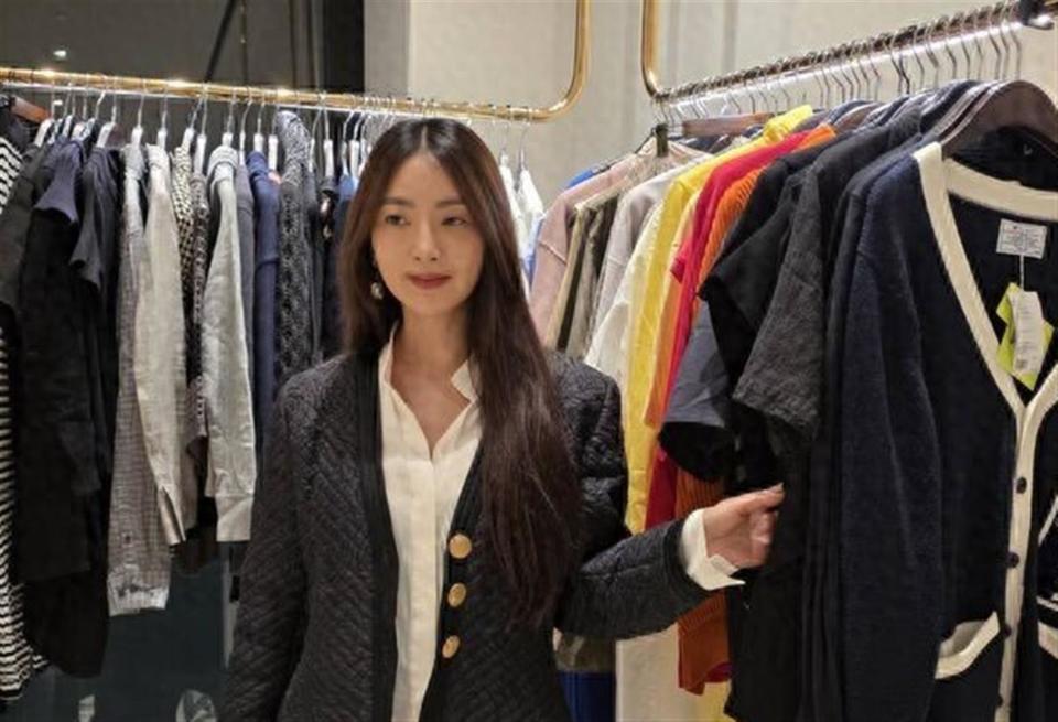 离婚曹格4年吴速玲公开征友，气儿子恋爱脑，幸好女儿在身边(图1)