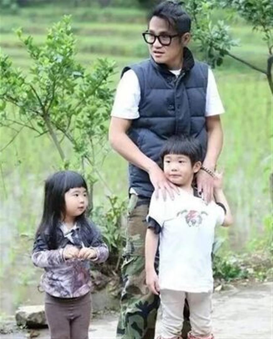 离婚曹格4年吴速玲公开征友，气儿子恋爱脑，幸好女儿在身边(图3)