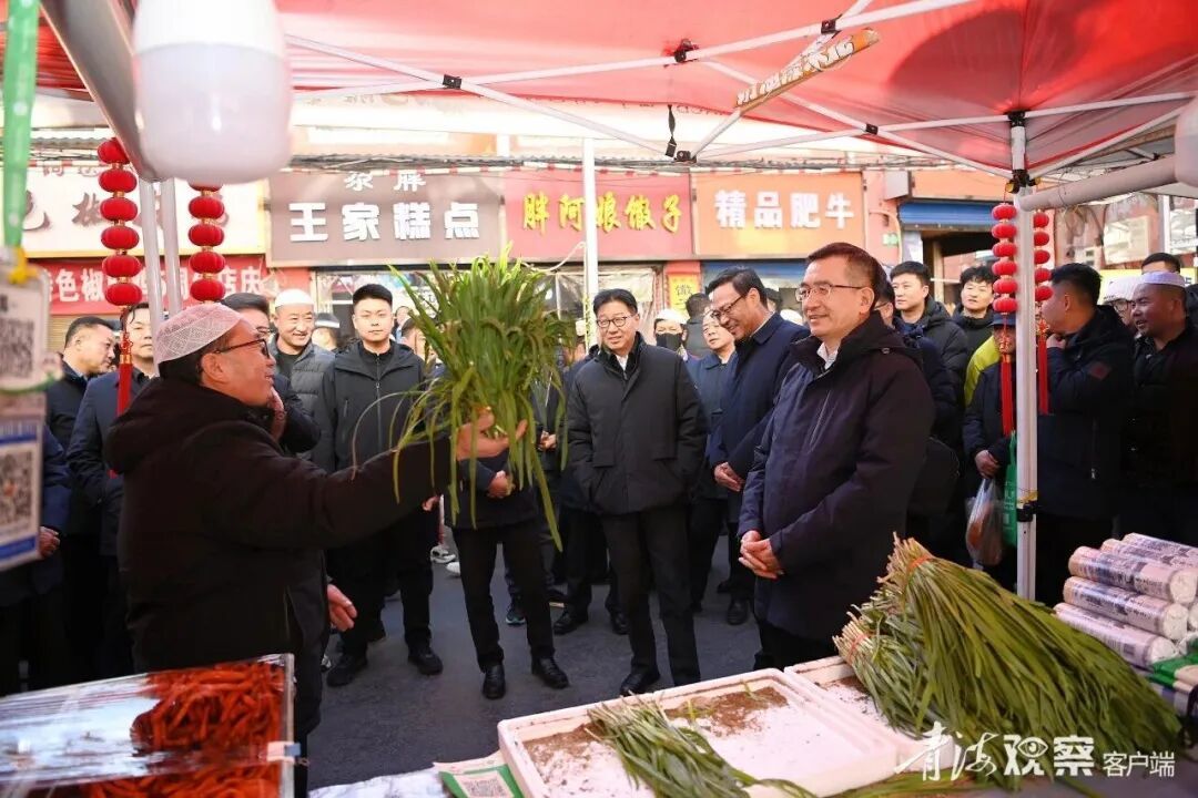 省长和“韭菜大爷”互动