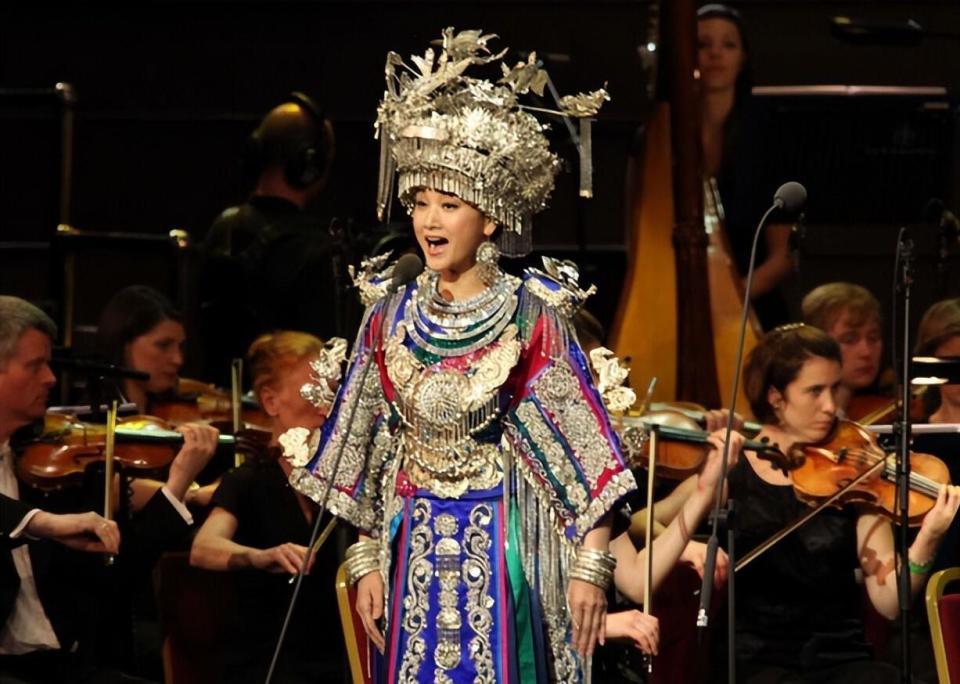 事实证明，销声匿迹的宋祖英，早就已经走上了另一条康庄大道(图3)