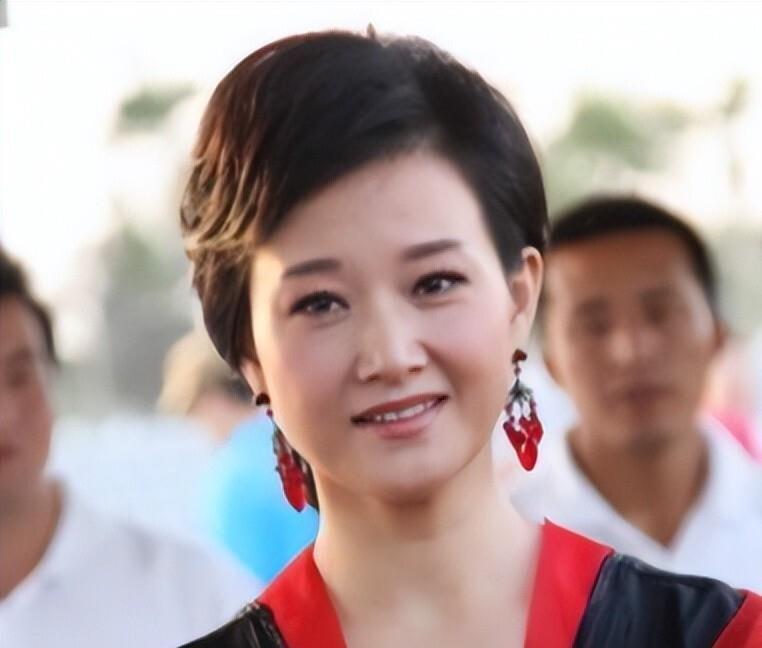 事实证明，销声匿迹的宋祖英，早就已经走上了另一条康庄大道(图4)