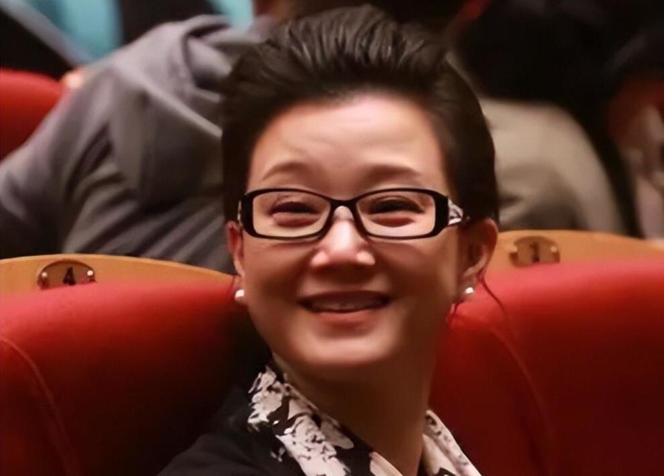 事实证明，销声匿迹的宋祖英，早就已经走上了另一条康庄大道(图7)