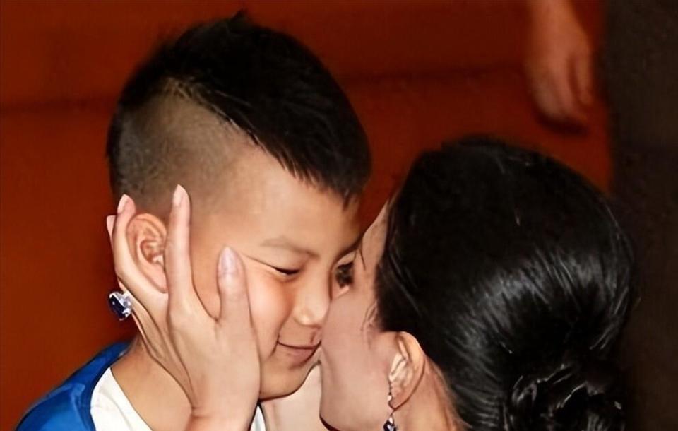 事实证明，销声匿迹的宋祖英，早就已经走上了另一条康庄大道(图6)