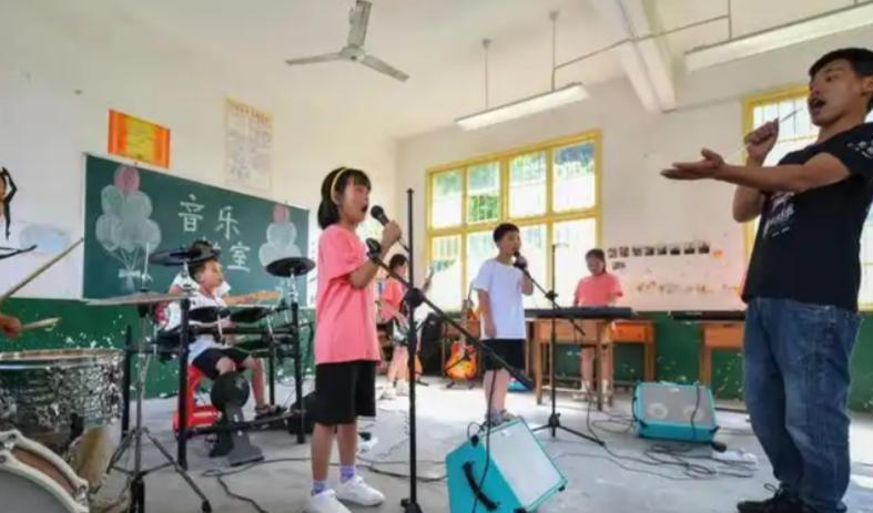 事实证明，销声匿迹的宋祖英，早就已经走上了另一条康庄大道(图8)