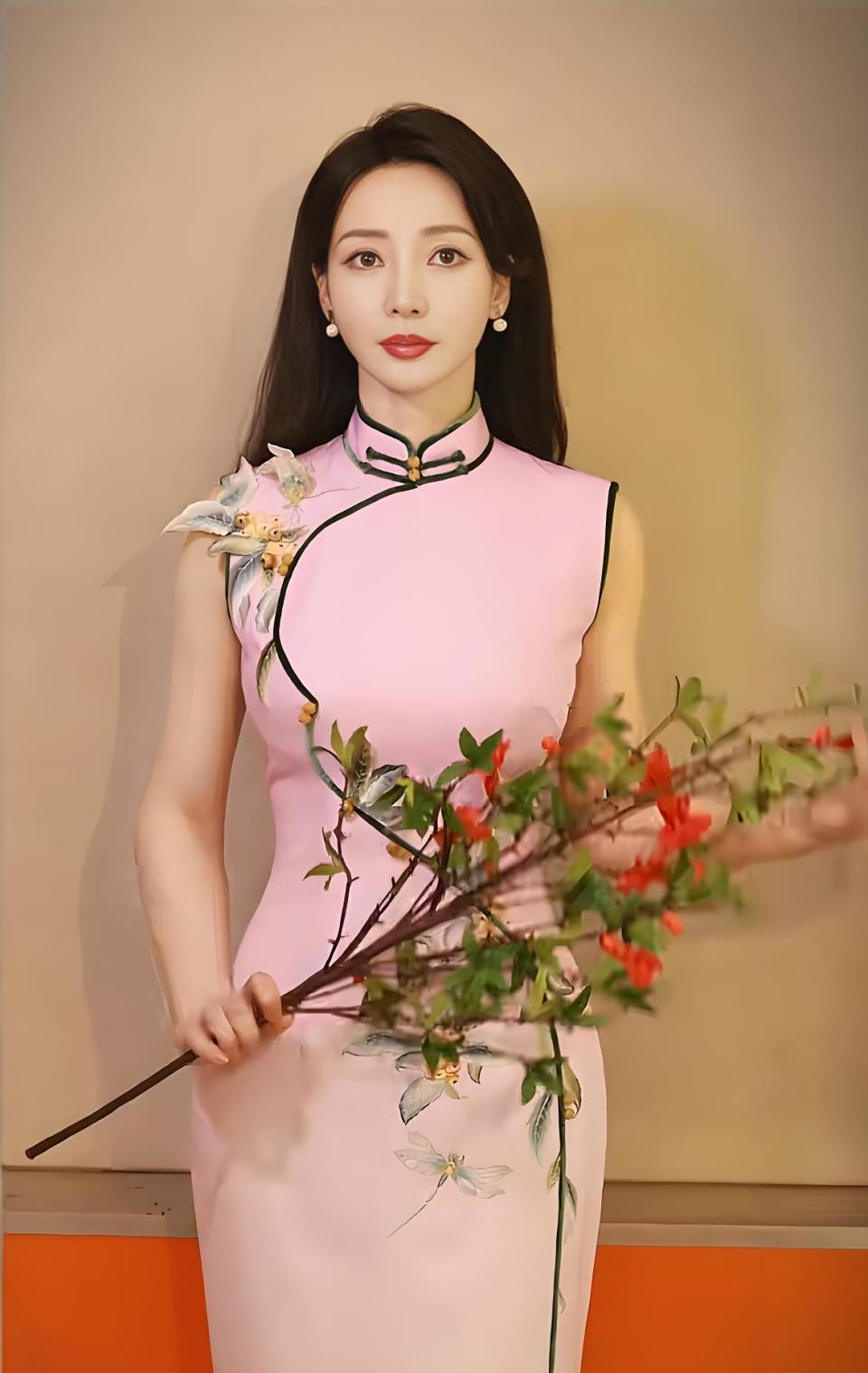 柳岩现身2026年央视春晚首次彩排阵容!网友质疑她借前男友上位(图5) 柳岩现身2026年央视春晚首次彩排阵容!网友质疑她借前男友上位(图5)