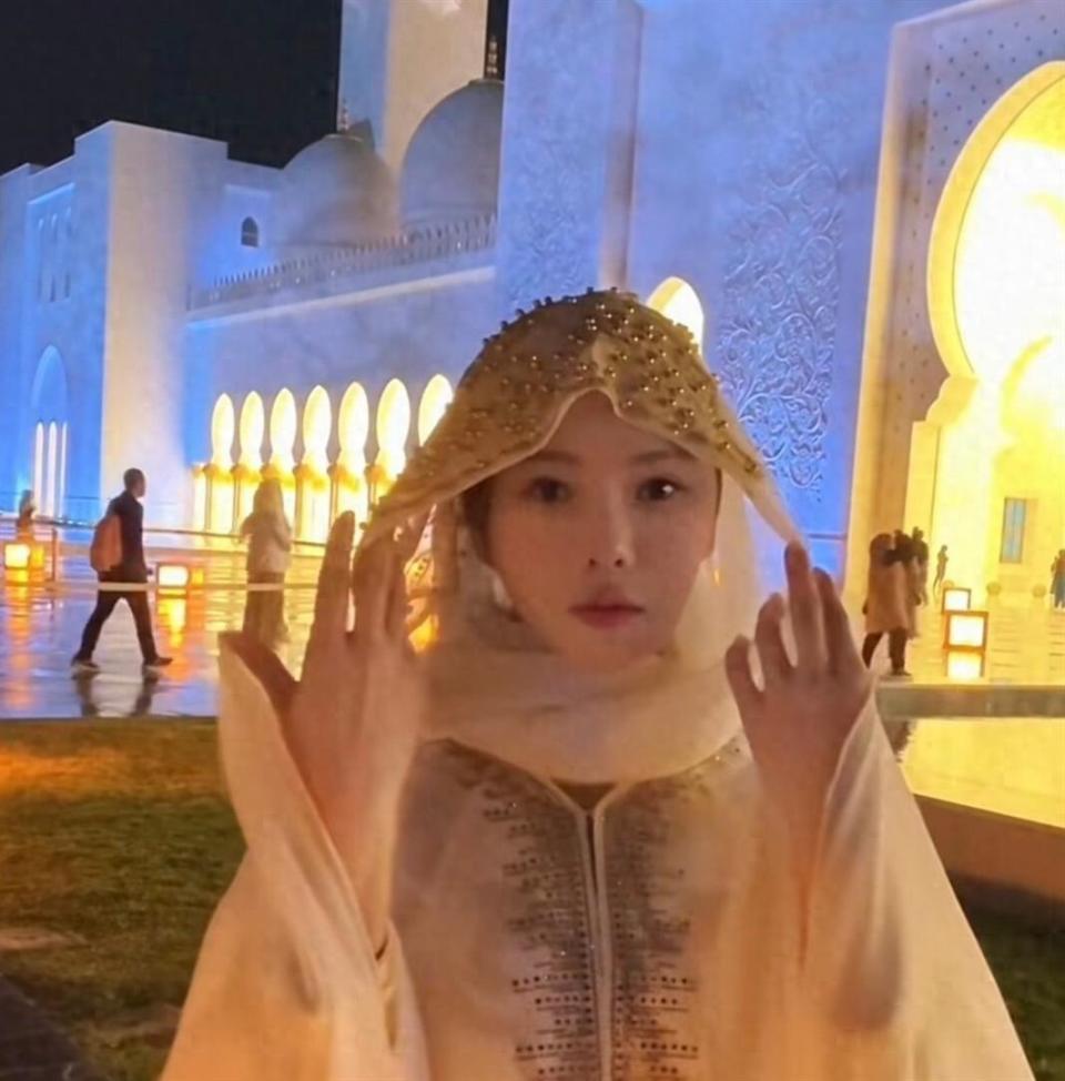 伊能静参观清真寺，包着头巾不敢大声说话，