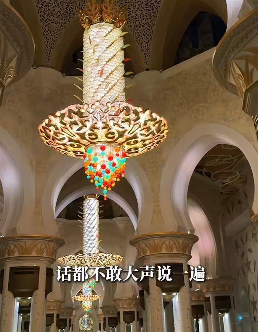 伊能静参观清真寺，包着头巾不敢大声说话，秦昊把她拍得像130斤(图4)