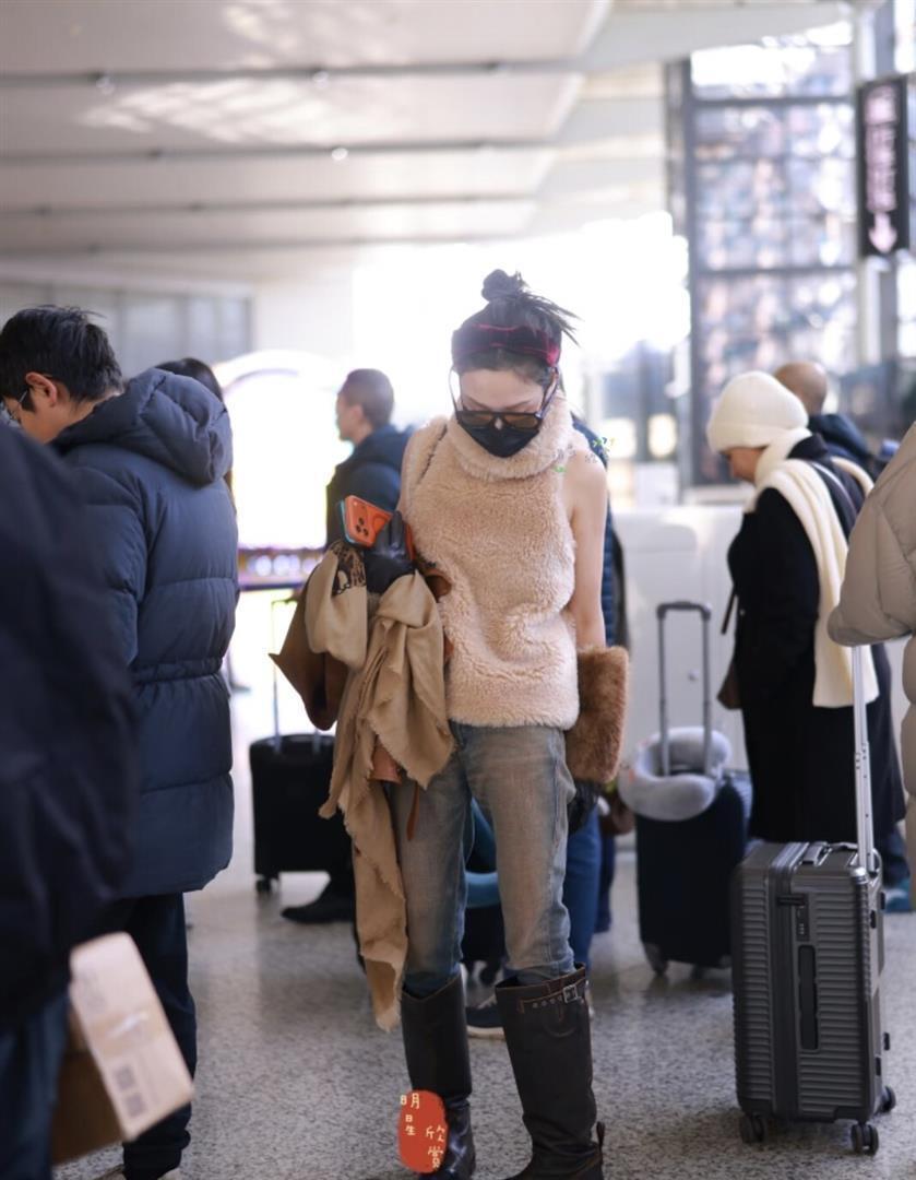 彭小苒最新机场穿搭火出圈，无袖露胳膊，又美又飒，好时髦(图2)