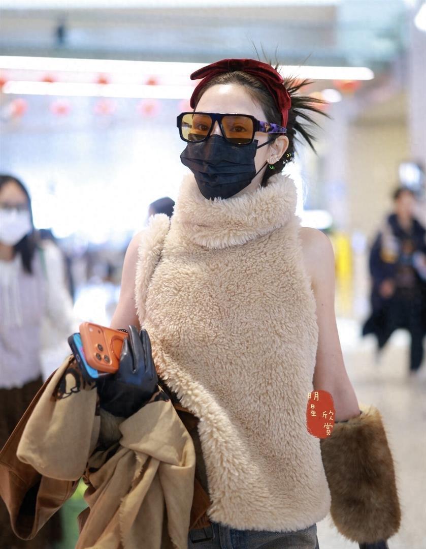 彭小苒最新机场穿搭火出圈，无袖露胳膊，又