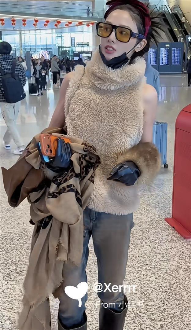 彭小苒最新机场穿搭火出圈，无袖露胳膊，又美又飒，好时髦(图3)