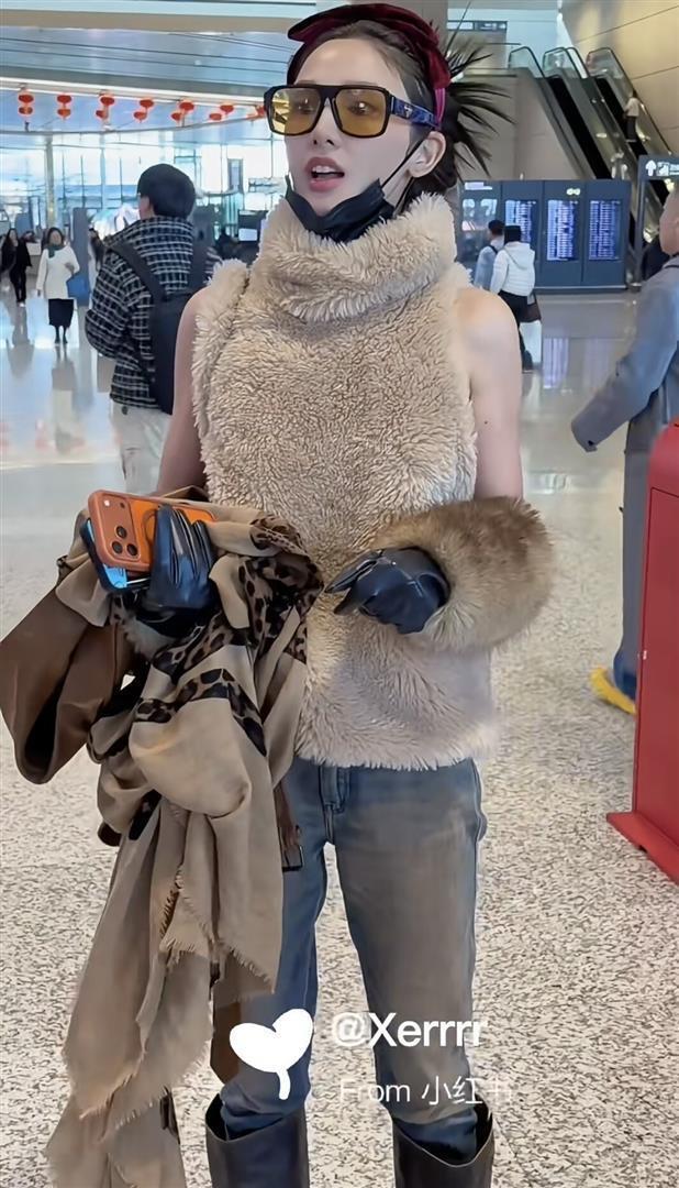 彭小苒最新机场穿搭火出圈，无袖露胳膊，又美又飒，好时髦(图4)