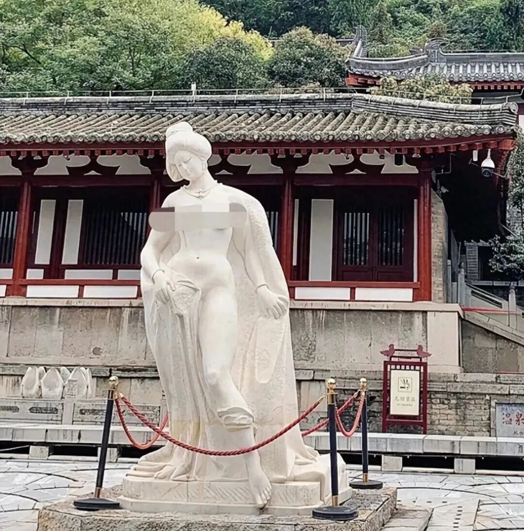 华清池贵妃裸体出浴雕像被指“不雅观”，多