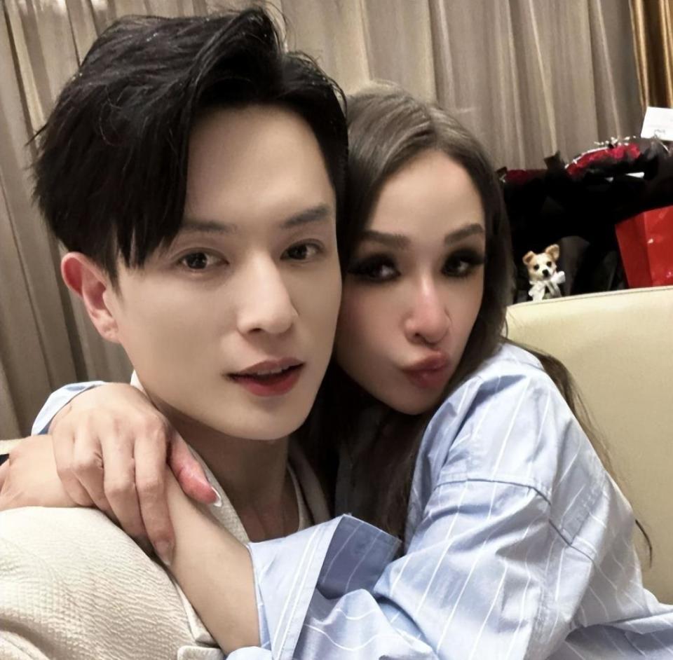 牡丹花下死！25年换17任小男友的萧亚轩，终是为自己行为买了单(图2)