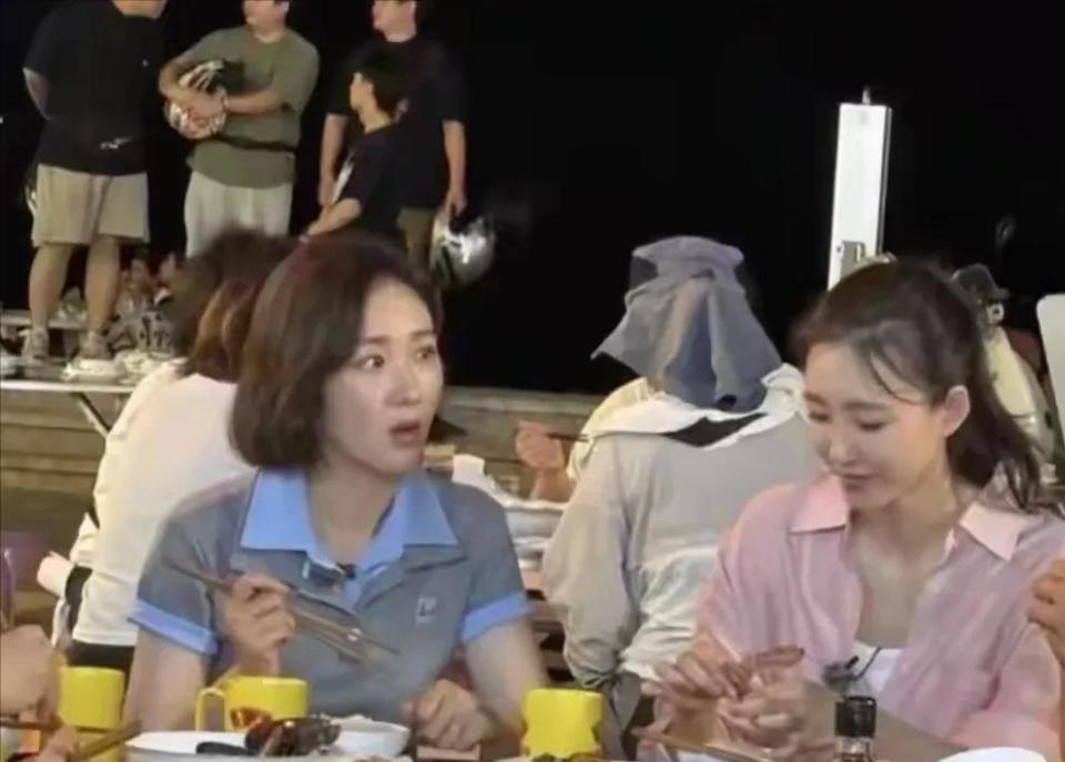 40岁王丽坤浙江苍南街头吃大排档，巴掌脸