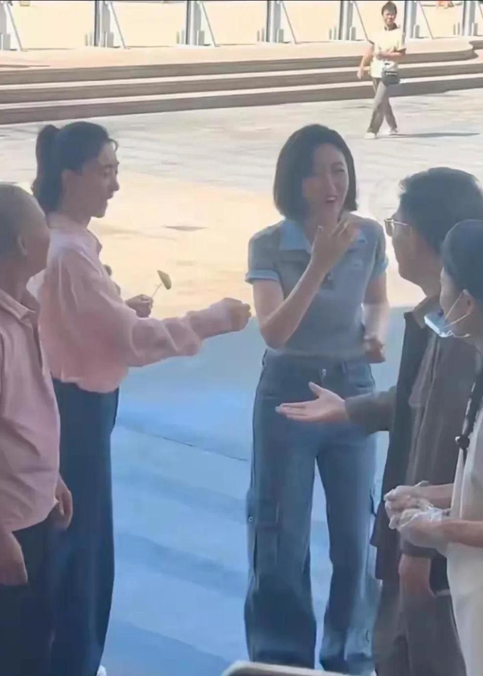 40岁王丽坤浙江苍南街头吃大排档，巴掌脸天鹅颈状态像少女，状态差距引争议(图2)