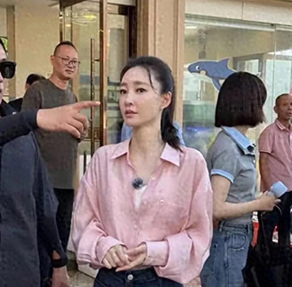 40岁王丽坤浙江苍南街头吃大排档，巴掌脸天鹅颈状态像少女，状态差距引争议(图4)