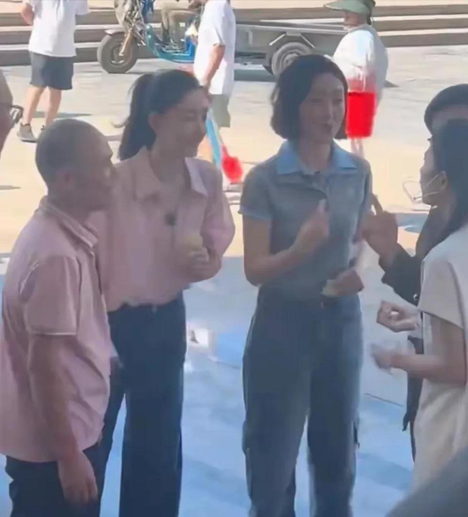 40岁王丽坤浙江苍南街头吃大排档，巴掌脸天鹅颈状态像少女，状态差距引争议(图3)