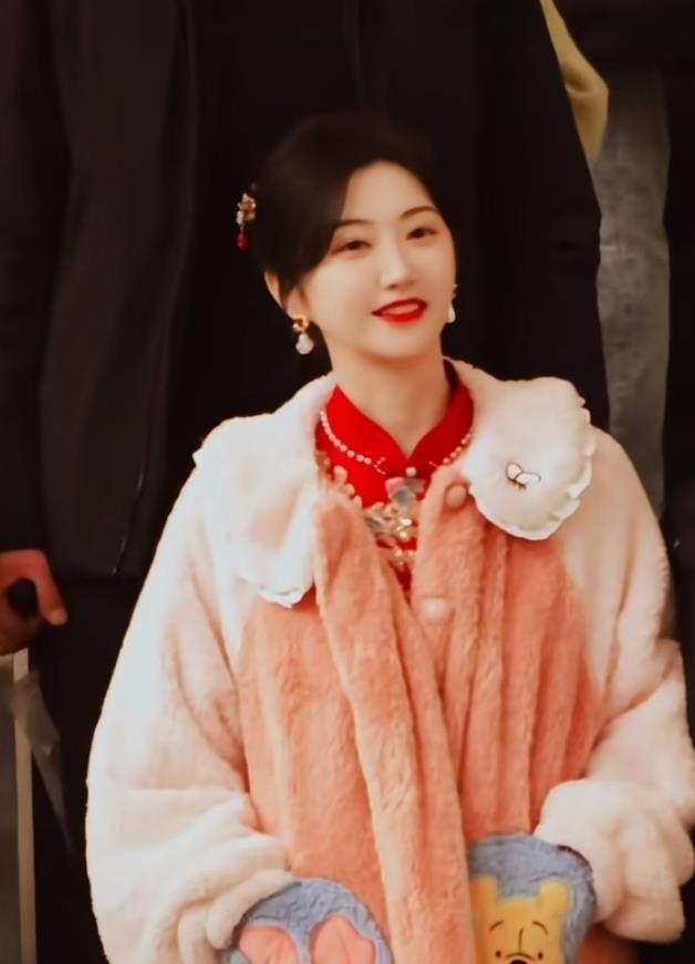 景甜下车瞬间美翻，盘发簪饰搭粉绒外套，网