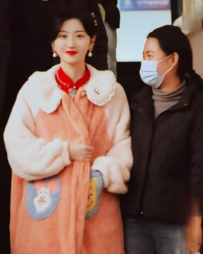 景甜下车瞬间美翻，盘发簪饰搭粉绒外套，网友：气质优雅，美到失语(图2)