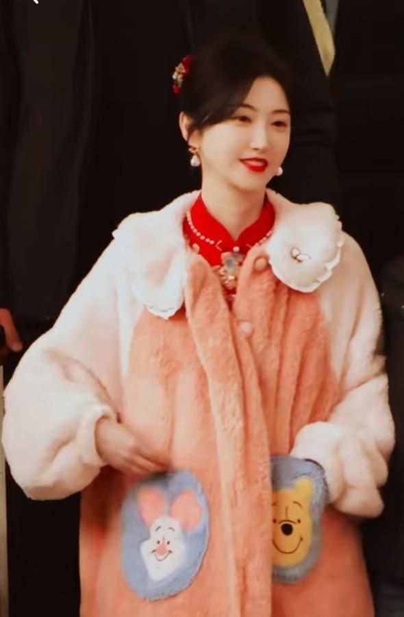 景甜下车瞬间美翻，盘发簪饰搭粉绒外套，网友：气质优雅，美到失语(图3)