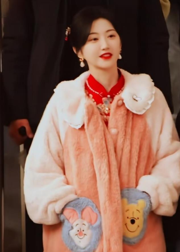 景甜下车瞬间美翻，盘发簪饰搭粉绒外套，网友：气质优雅，美到失语(图5)