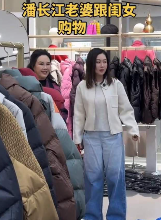 潘长江妻子杨云近照曝光，脸部变化大到网友直呼不敢认，与女儿潘阳像姐妹(图1)