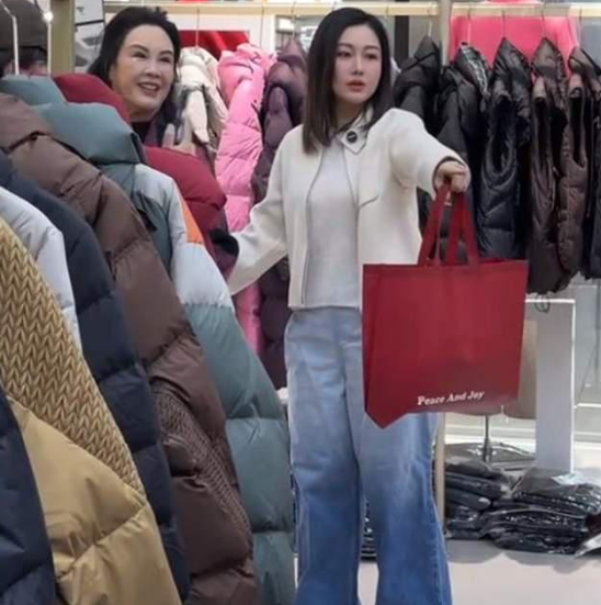 潘长江妻子杨云近照曝光，脸部变化大到网友直呼不敢认，与女儿潘阳像姐妹(图2)