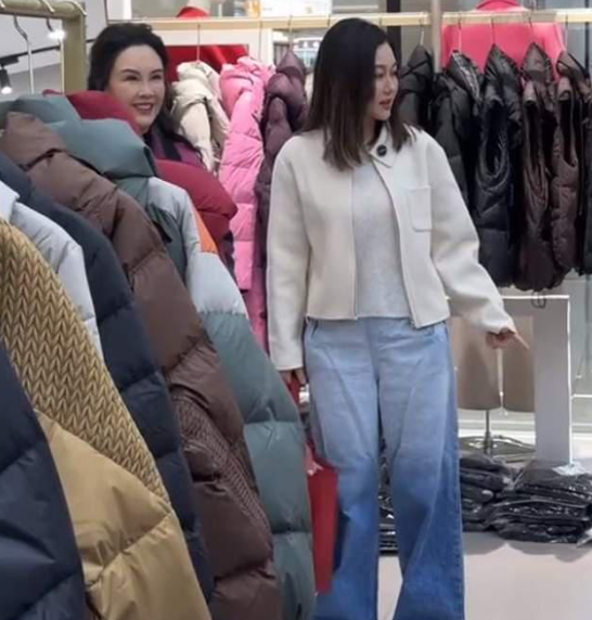 潘长江妻子杨云近照曝光，脸部变化大到网友直呼不敢认，与女儿潘阳像姐妹(图3)