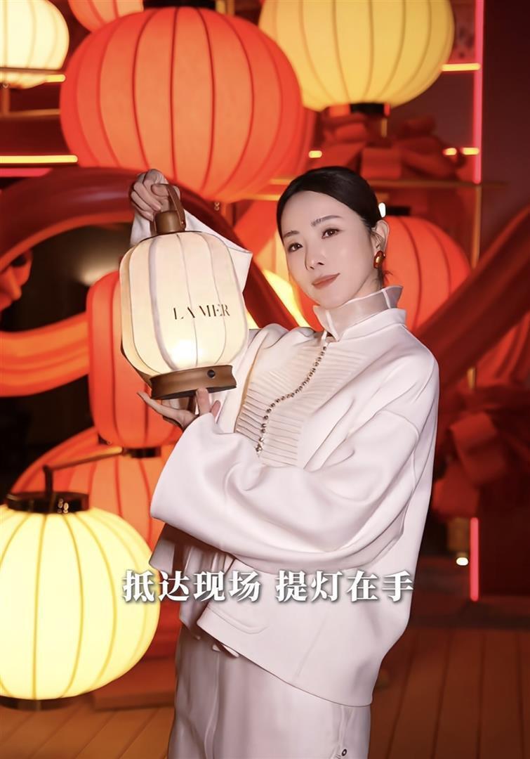 73岁还在拼，40岁已算嫩？ 当赵雅芝和李思思再同框，输赢早就和颜值无关了(图2)