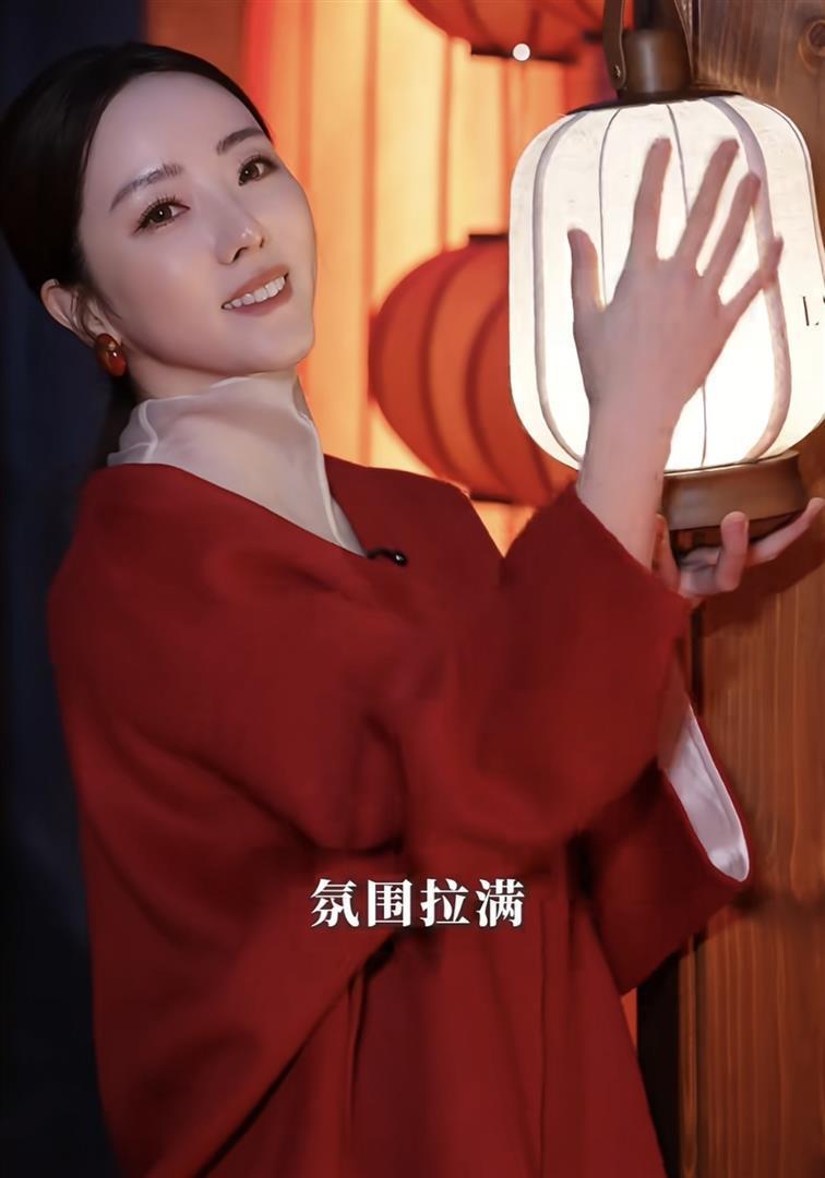 73岁还在拼，40岁已算嫩？ 当赵雅芝和李思思再同框，输赢早就和颜值无关了(图3)