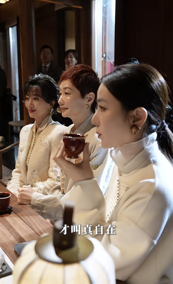 73岁还在拼，40岁已算嫩？ 当赵雅芝和李思思再同框，输赢早就和颜值无关了(图6)