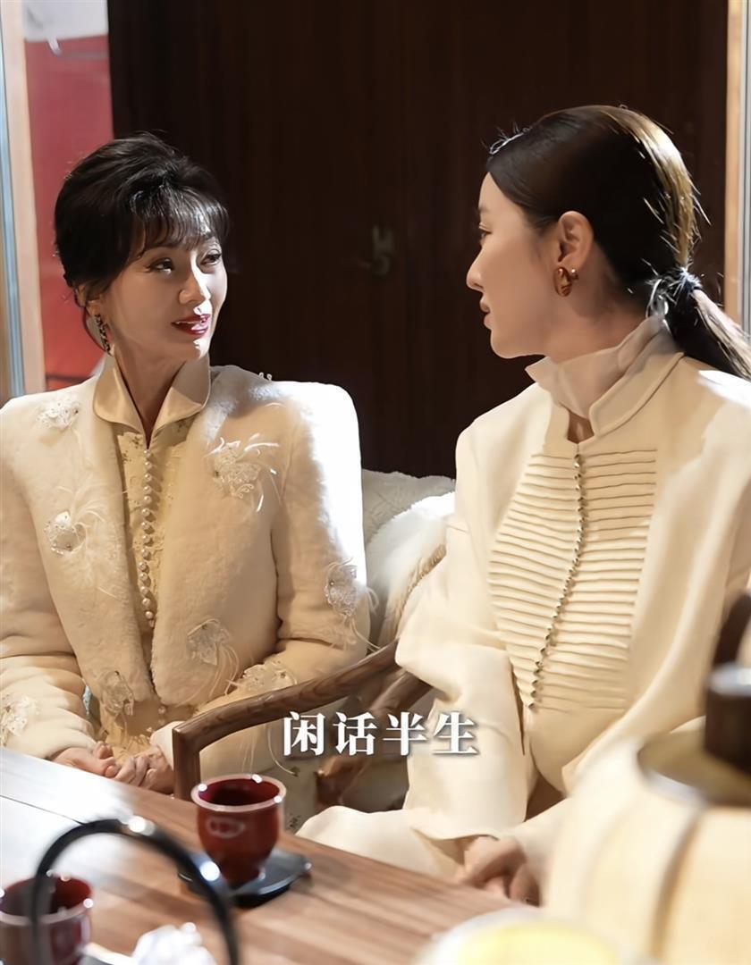 73岁还在拼，40岁已算嫩？ 当赵雅芝和李思思再同框，输赢早就和颜值无关了(图8)