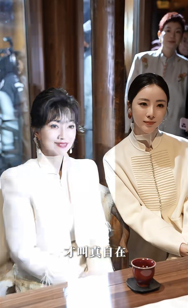 73岁还在拼，40岁已算嫩？ 当赵雅芝和李思思再同框，输赢早就和颜值无关了(图10)