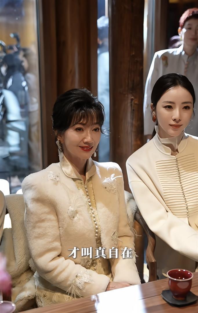 73岁还在拼，40岁已算嫩？ 当赵雅芝和李思思再同框，输赢早就和颜值无关了(图9)