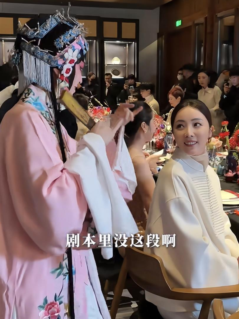 73岁还在拼，40岁已算嫩？ 当赵雅芝和李思思再同框，输赢早就和颜值无关了(图11)