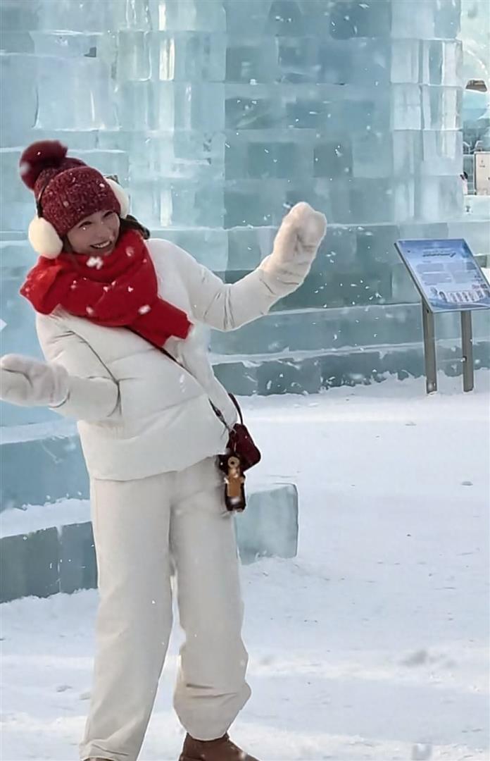 42岁吴昕现身哈尔滨：棉帽子+羽绒服+阔腿裤，保暖又时髦，像30岁(图1)