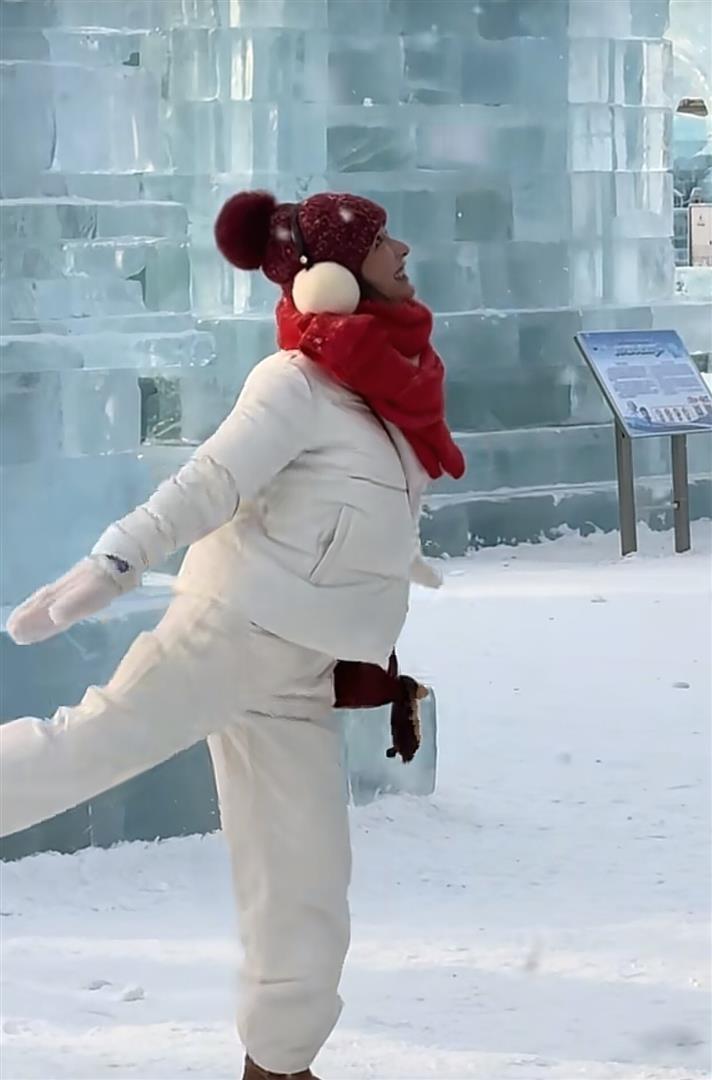 42岁吴昕现身哈尔滨：棉帽子+羽绒服+阔腿裤，保暖又时髦，像30岁(图2)