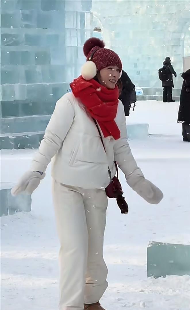 42岁吴昕现身哈尔滨：棉帽子+羽绒服+阔腿裤，保暖又时髦，像30岁(图4)