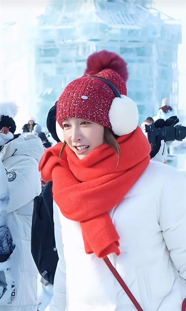 42岁吴昕现身哈尔滨：棉帽子+羽绒服+阔腿裤，保暖又时髦，像30岁(图3)