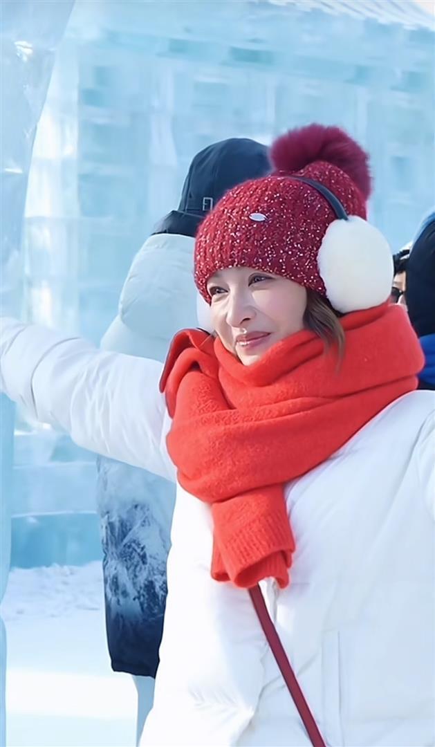 42岁吴昕现身哈尔滨：棉帽子+羽绒服+阔腿裤，保暖又时髦，像30岁(图6)