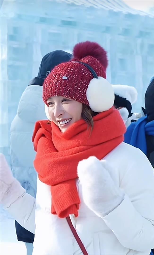 42岁吴昕现身哈尔滨：棉帽子+羽绒服+阔腿裤，保暖又时髦，像30岁(图5)