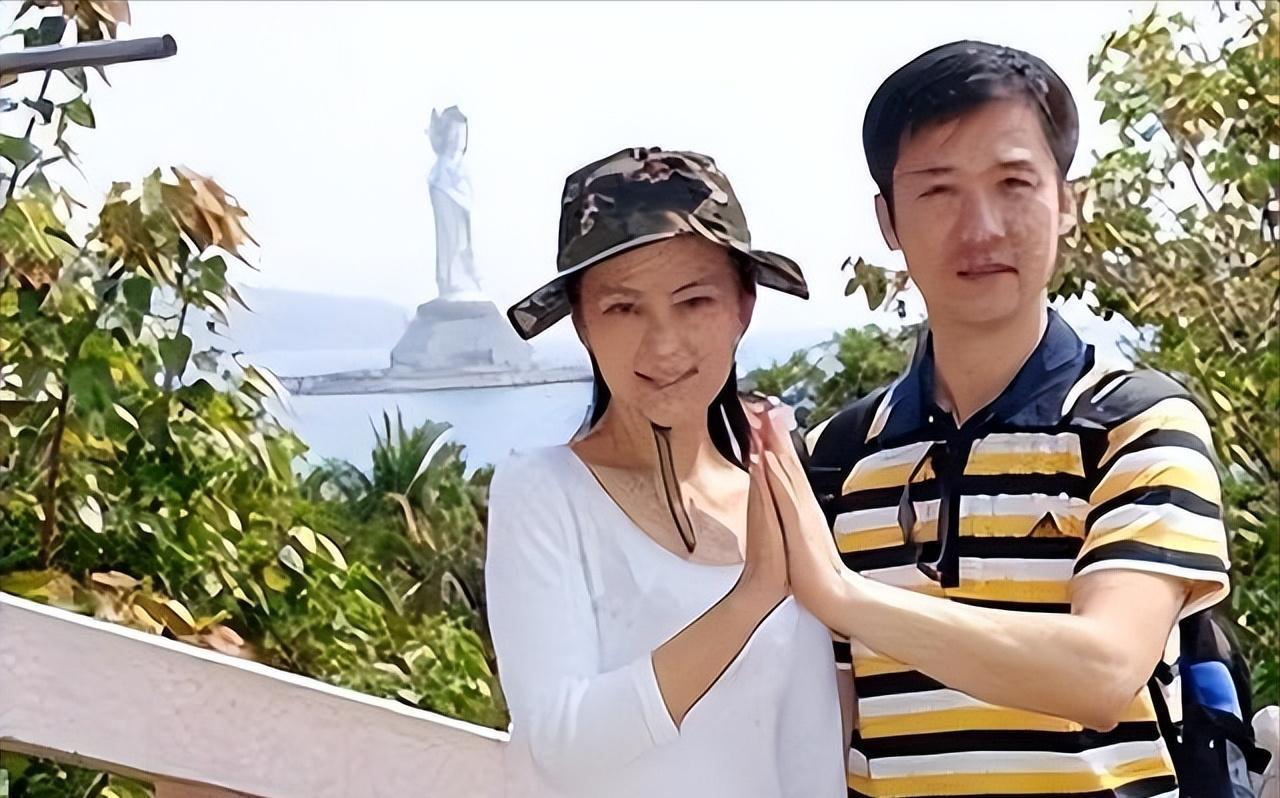 他长得高大帅气，娶黄志忠前妻何音，将继子视如己出，婚后无儿女(图2)