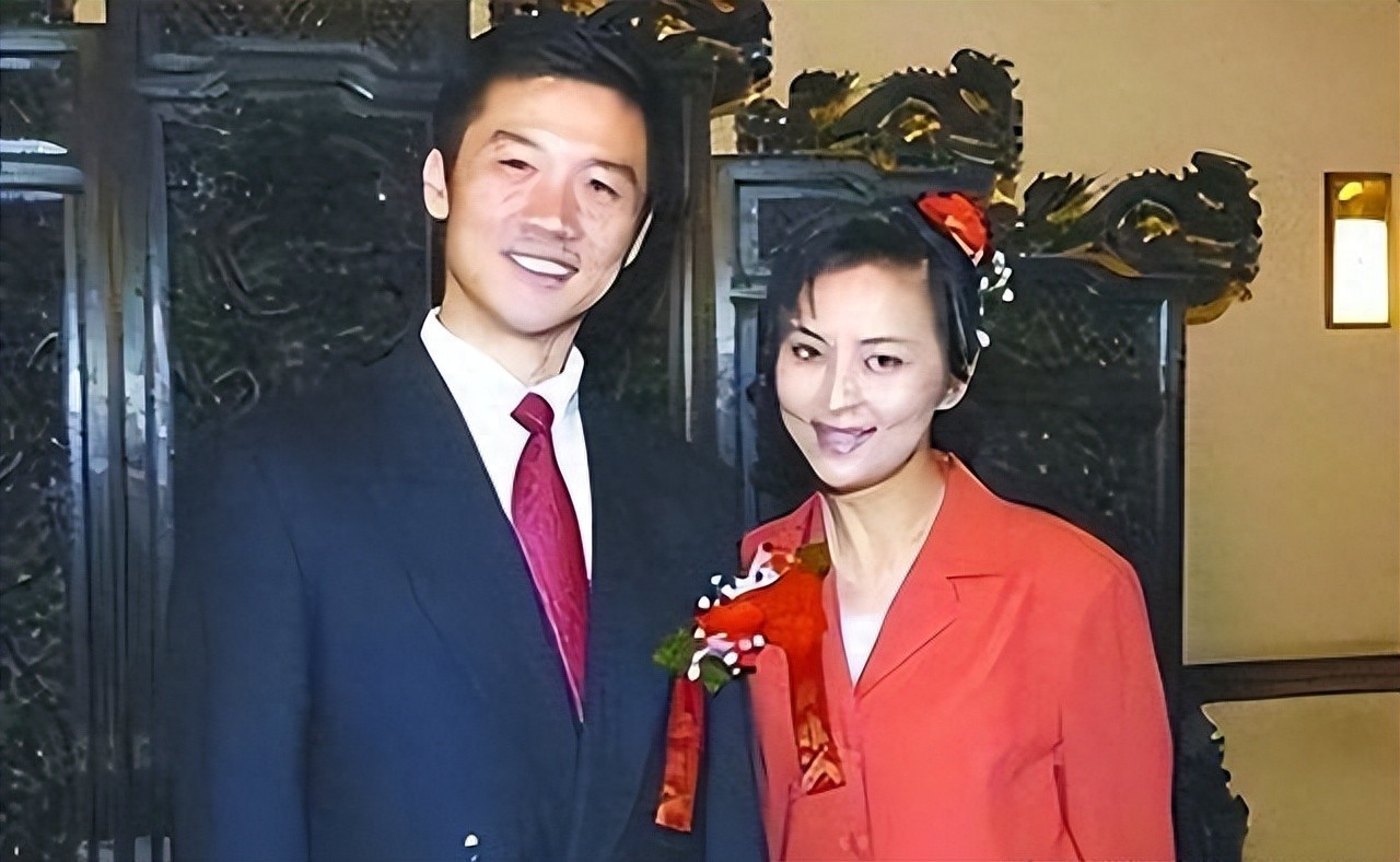 他长得高大帅气，娶黄志忠前妻何音，将继子