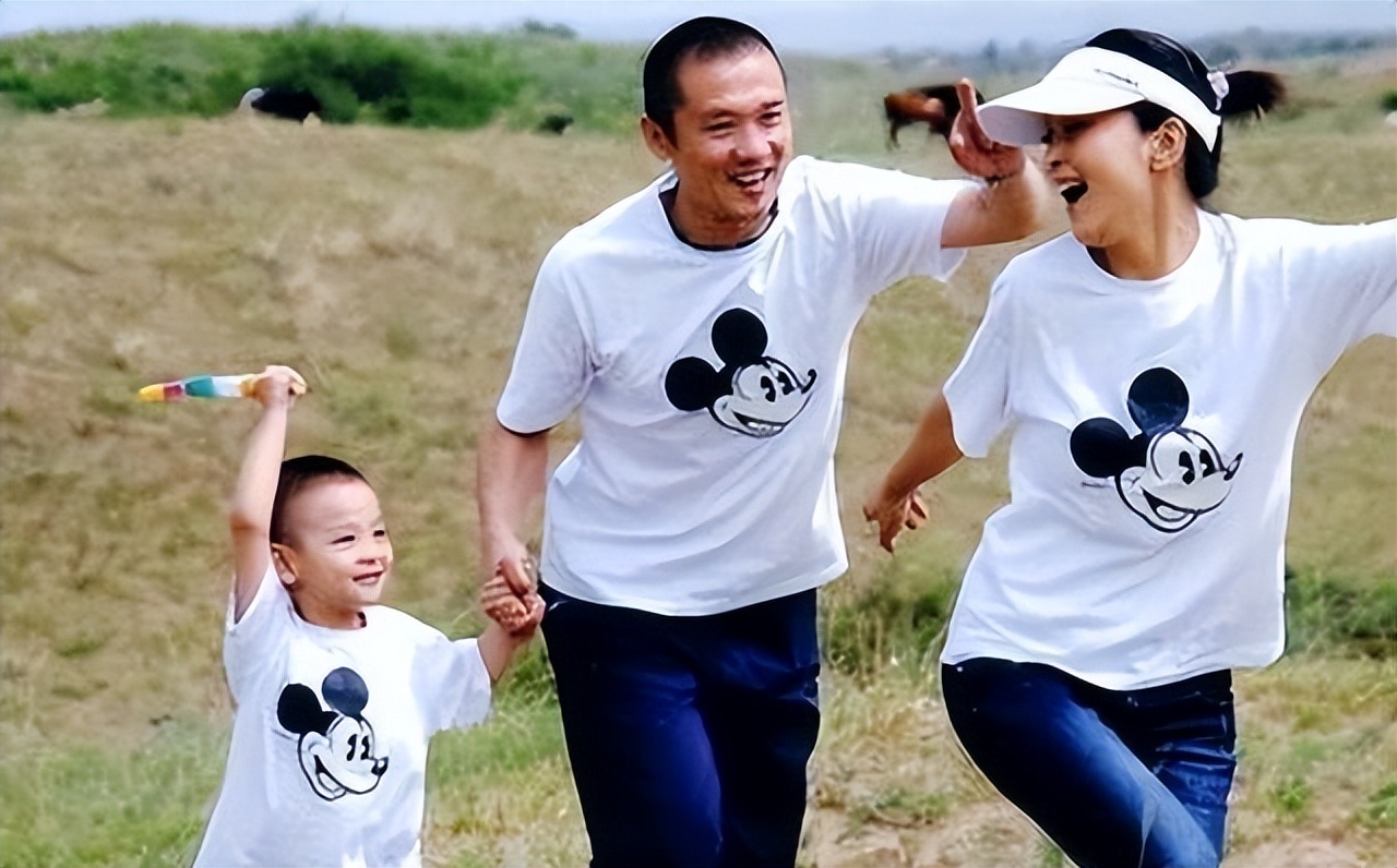 他长得高大帅气，娶黄志忠前妻何音，将继子视如己出，婚后无儿女(图6)