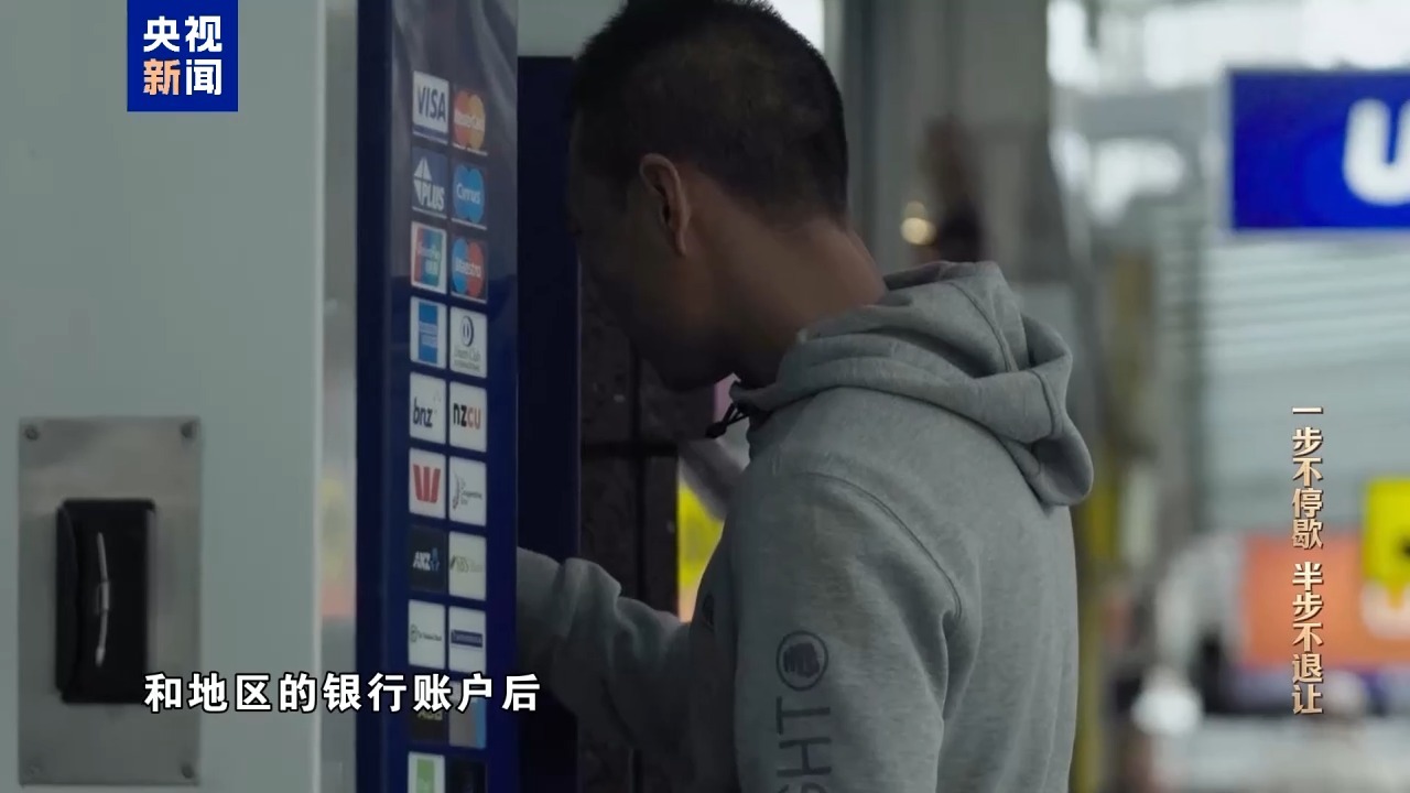 “老虎”李勇得知商人被留置后极度恐慌，想在阁楼里烧现金(图17)