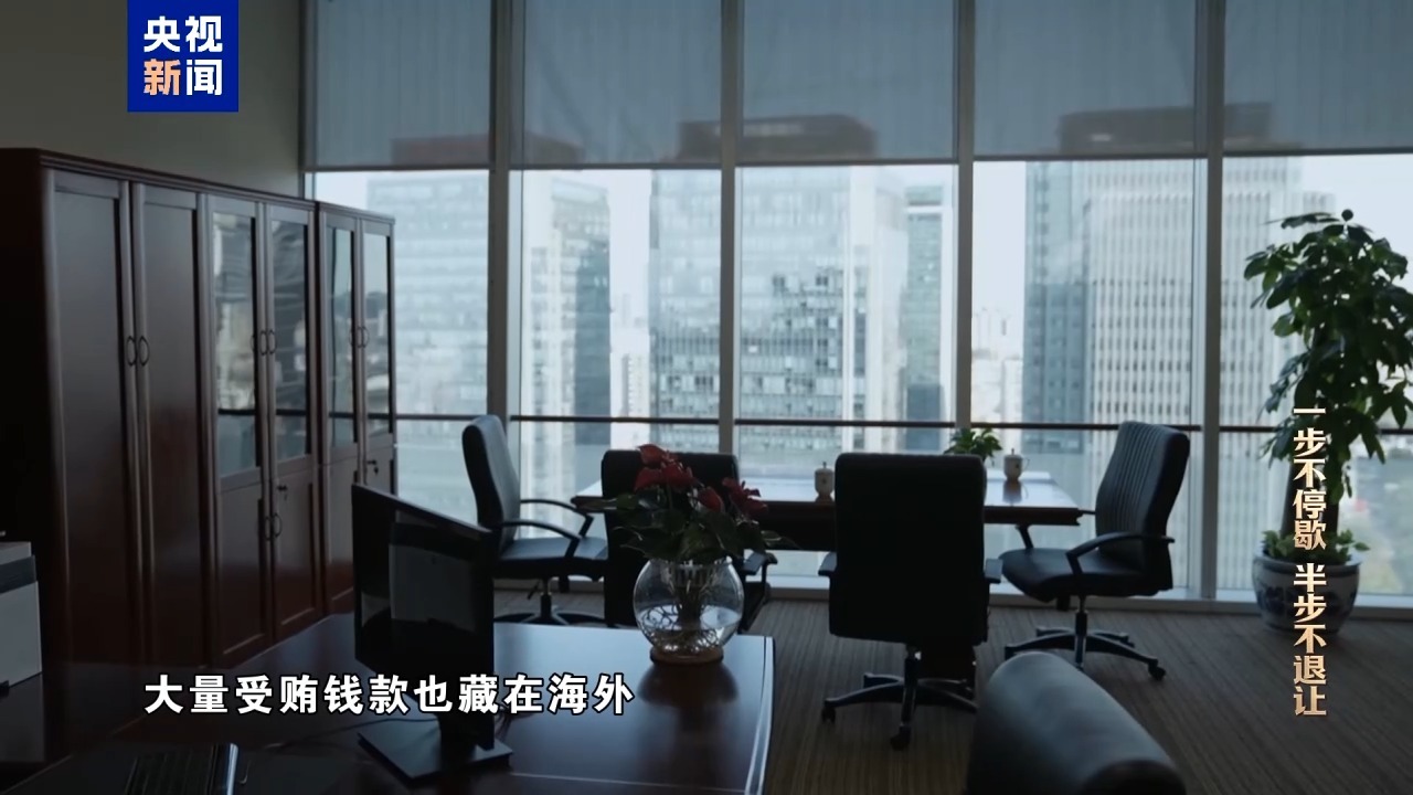 “老虎”李勇得知商人被留置后极度恐慌，想在阁楼里烧现金(图4)