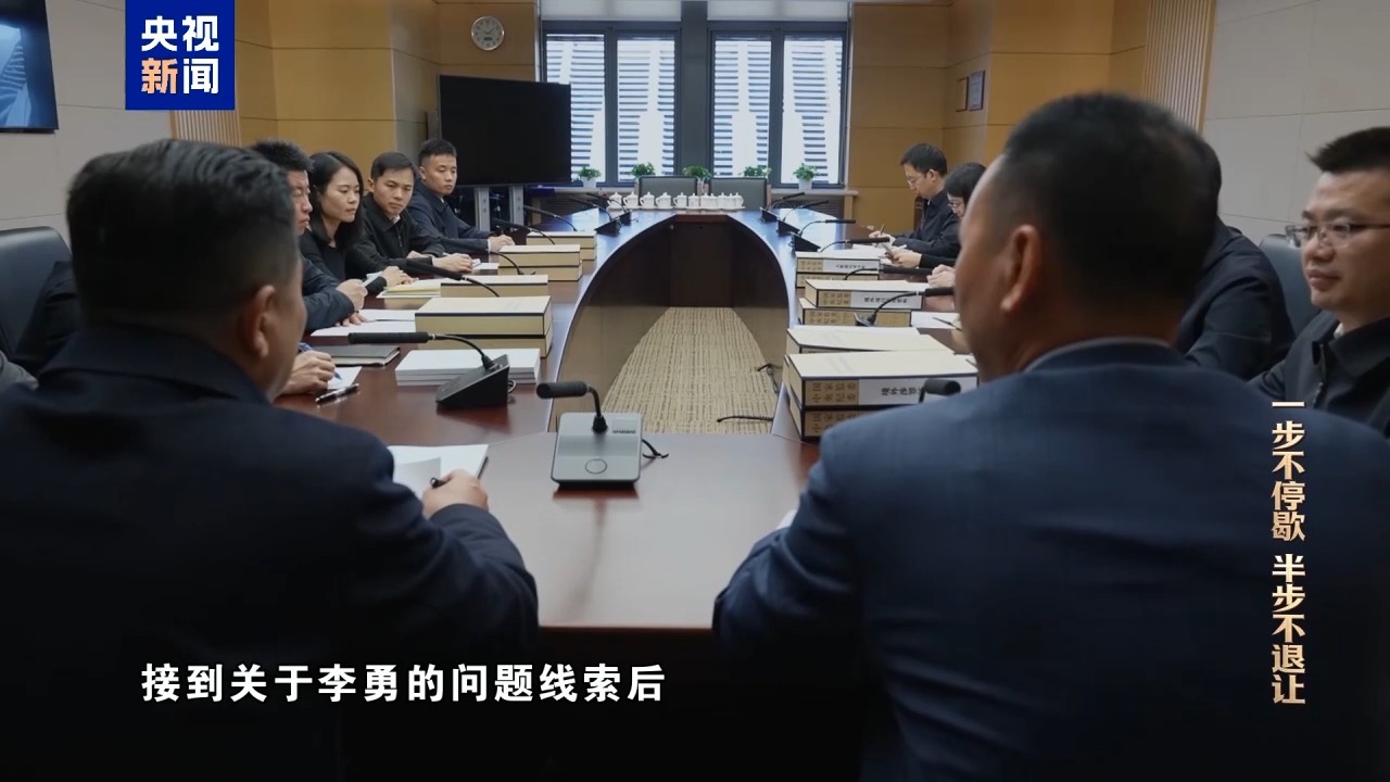 “老虎”李勇得知商人被留置后极度恐慌，想在阁楼里烧现金(图6)