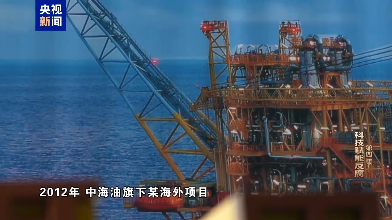 “老虎”李勇得知商人被留置后极度恐慌，想在阁楼里烧现金(图12)