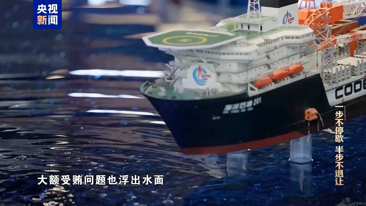 “老虎”李勇得知商人被留置后极度恐慌，想在阁楼里烧现金(图21)