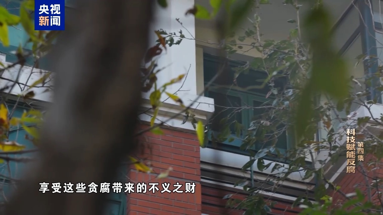 “老虎”李勇得知商人被留置后极度恐慌，想在阁楼里烧现金(图26)